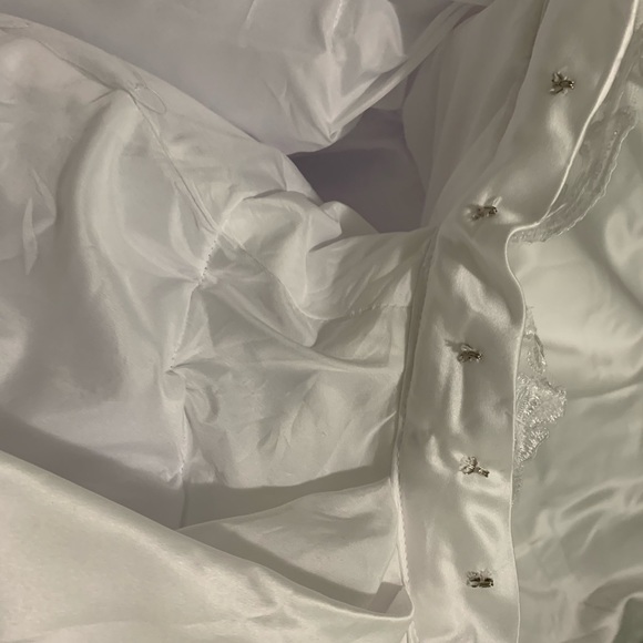 Detachable Skirt train, Lace and Satin - Picture 3 of 4